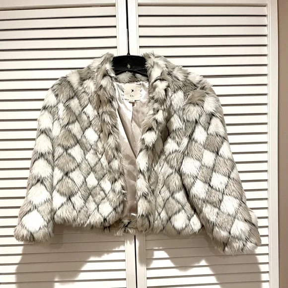 Forever XXI faux fur crop jacket - size large. - Picture 4 of 5